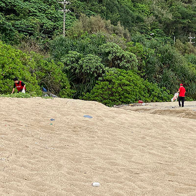 新入社員　海岸清掃